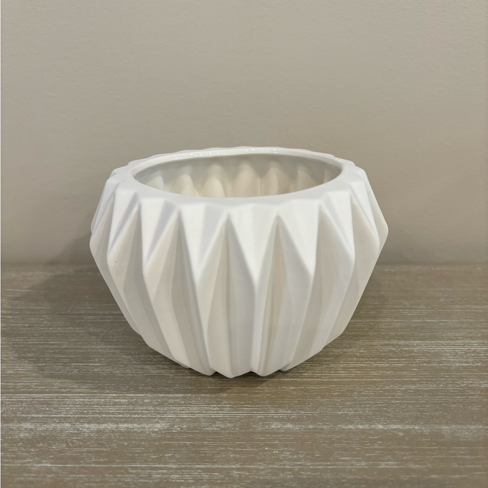 Bloomville White Ceramic Fluted Round Planter Small